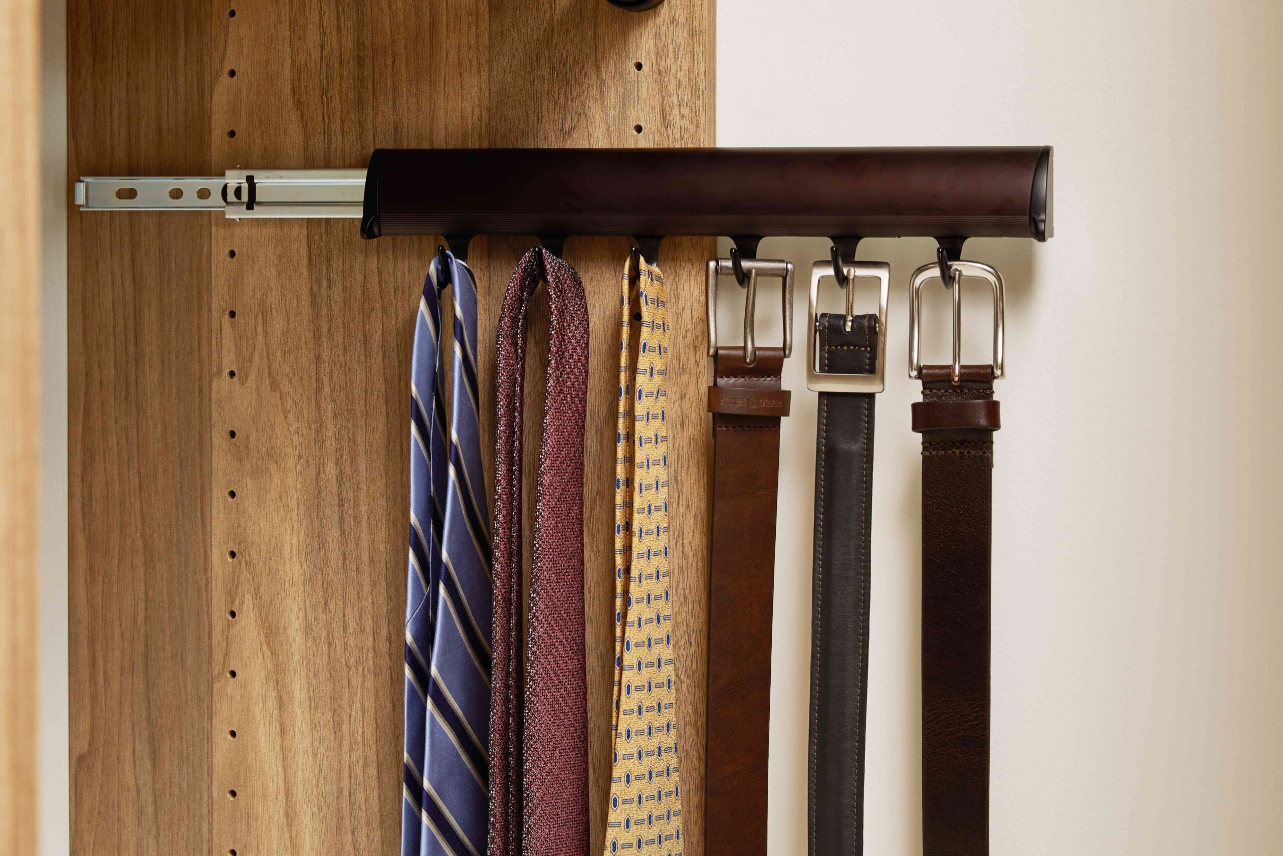 Pull-out belt rack