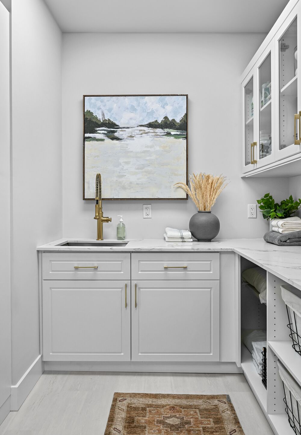 Laundry room in artic white with matte brass hardware