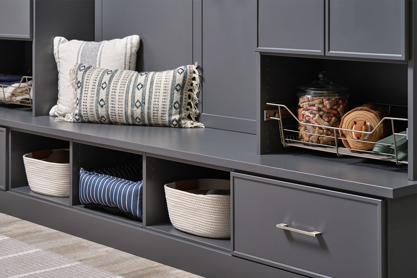 What Dog Storage Features Can I Include in Mudrooms & Entryways?