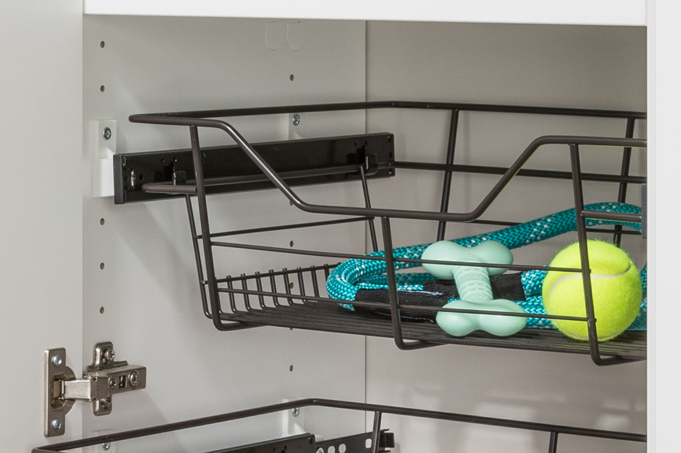What Dog Storage Features Can I Include in Mudrooms & Entryways?
